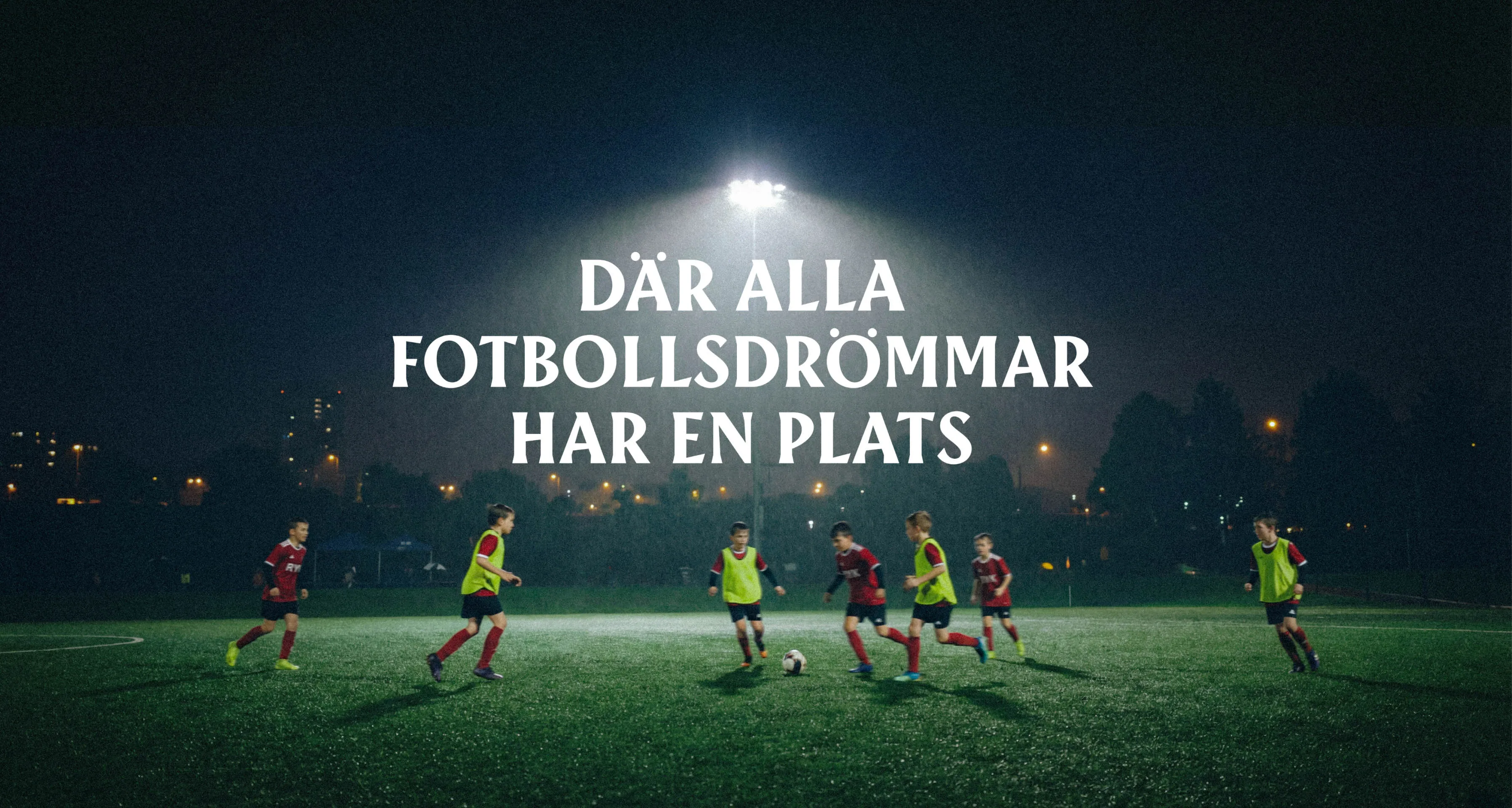 En fotbollsplan i bakgrunden med texten 'Där alla fotbollsdrömmar har en plats' i förgrunden.